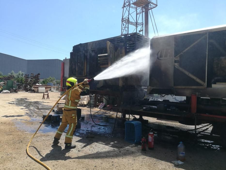 Bomberos de Torrevieja y Protección Civil de Pilar de la Horadada han extinguido un incendio en dos transformadores en Pilar de la Horadada