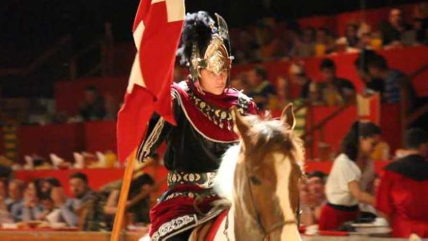 Un caballero cristiano a lomos de caballo durante el espectáculo.