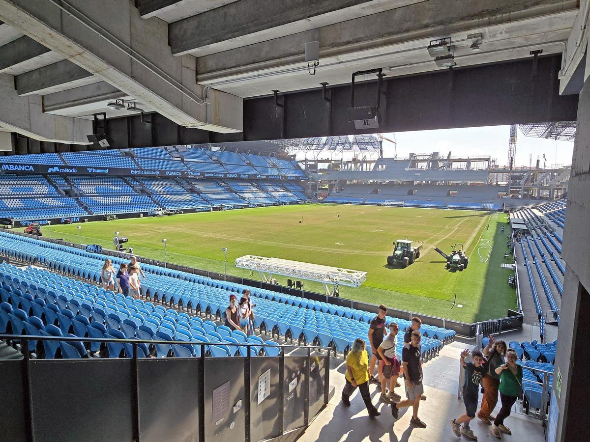 El Celta inicia la retirada del césped dañado en Balaídos