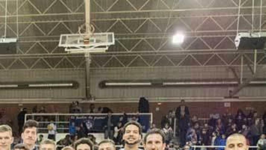 Fran Cárdenas, con el cartel de mejor jugador del partido, junto a sus compañeros y cuerpo técnico del Oviedo Baloncesto.