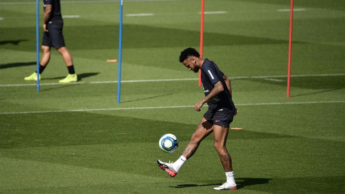 Neymar, en un entrenamiento con el Paris SG.