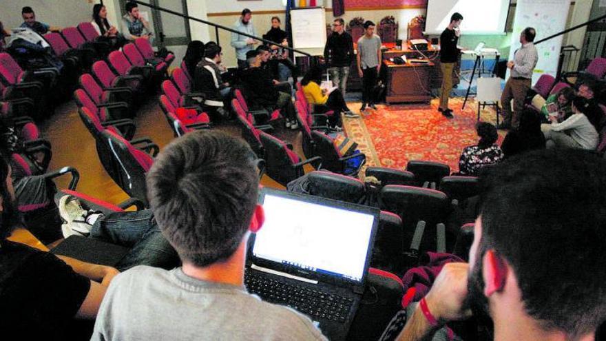 Un grupo de alumnos participa en una sesión informativa de la modalidad de aprendizaje de clase invertida, en el IES Claudio Moyano.