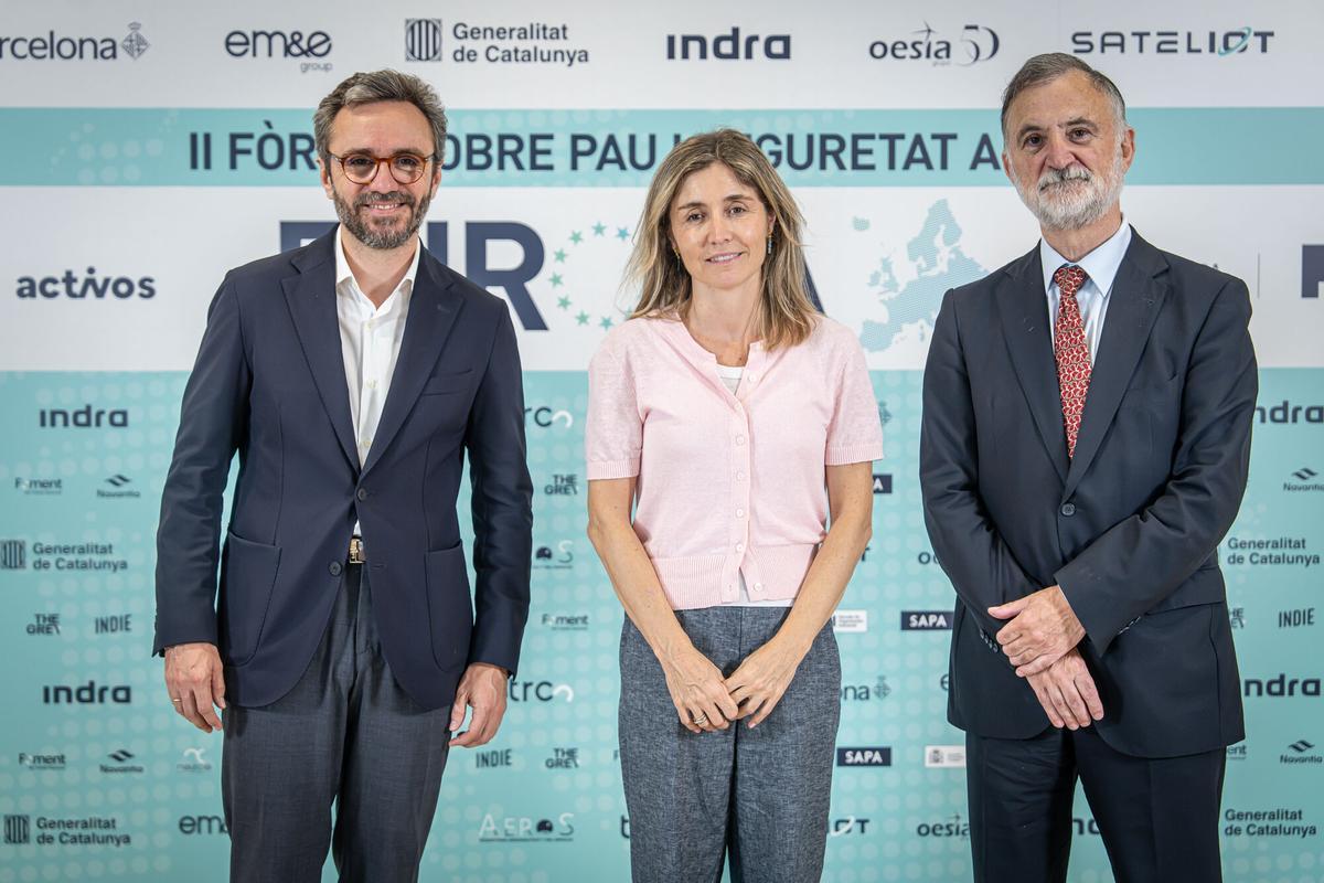 Aitor Moll, consejero delegado de Prensa Ibérica; Ainhoa Moll, adjunta a la presidencia y directora editorial de Prensa Ibérica; almirante Juan Rodríguez Garat