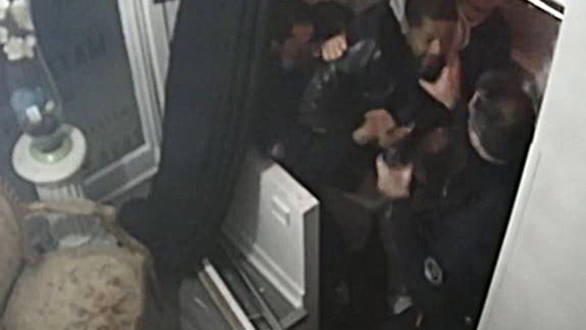Captura del vídeo en el que se ve a los policías agrediendo a Michel Zecler.