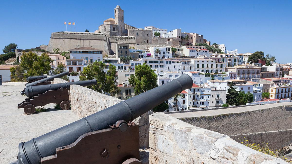 Vista de la ciudad amurallada de Eivissa