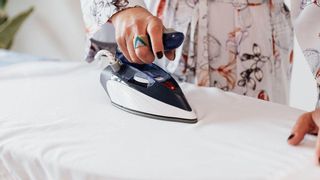 El truco para que planchar te cueste menos y la ropa te quede como nueva