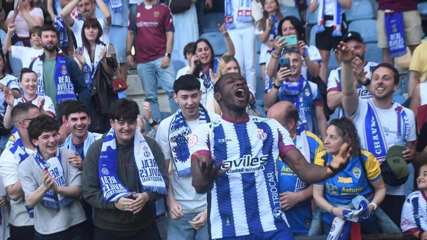 El sonido de Pasarón y las palabras de un entrenador rival, claves en la salvación del Avilés: la intrahistoria de la preparación blanquiazul para medirse al Pontevedra
