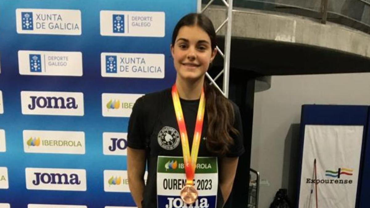 Lydias Estévez, con la medalla de bronce ganada en el Campeonato de España sub 16 de atletismo.