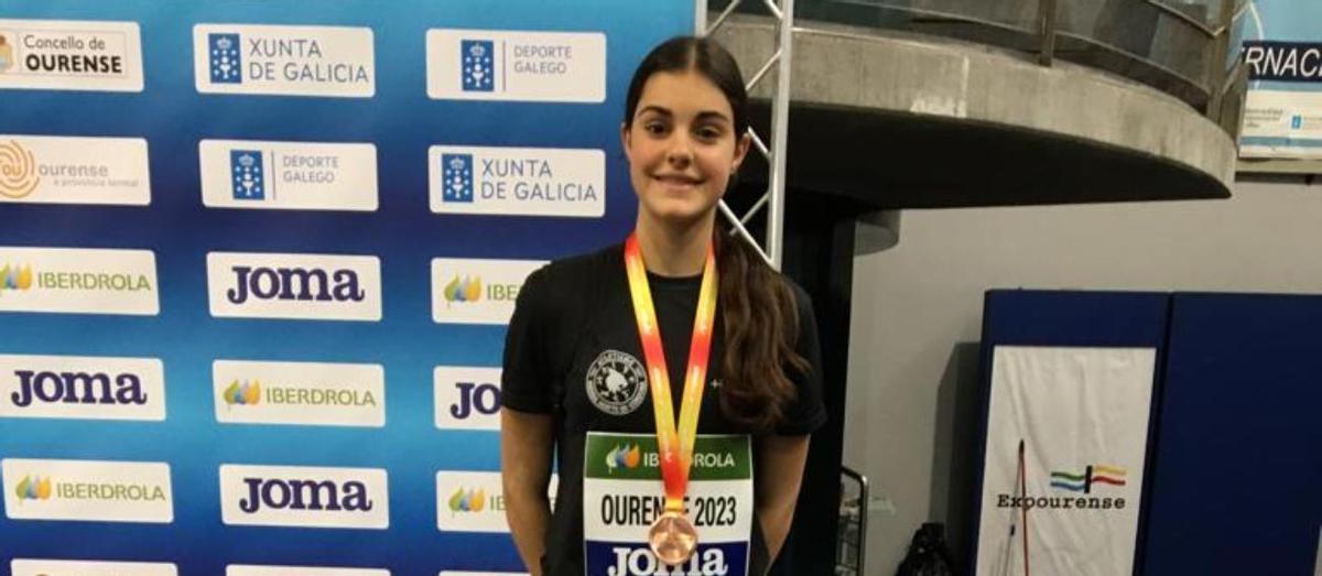 Lydias Estévez, con la medalla de bronce ganada en el Campeonato de España sub 16 de atletismo.
