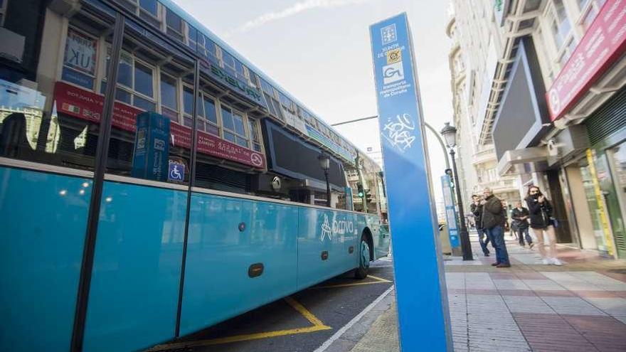 Un autobús de Arriva Galicia en la parada de la plaza de Pontevedra.