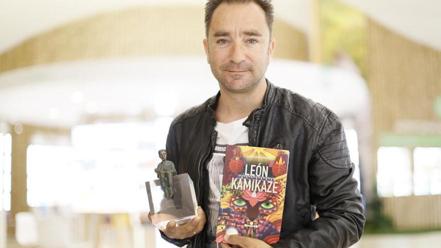 Álavaro García, con el premio y su novela.