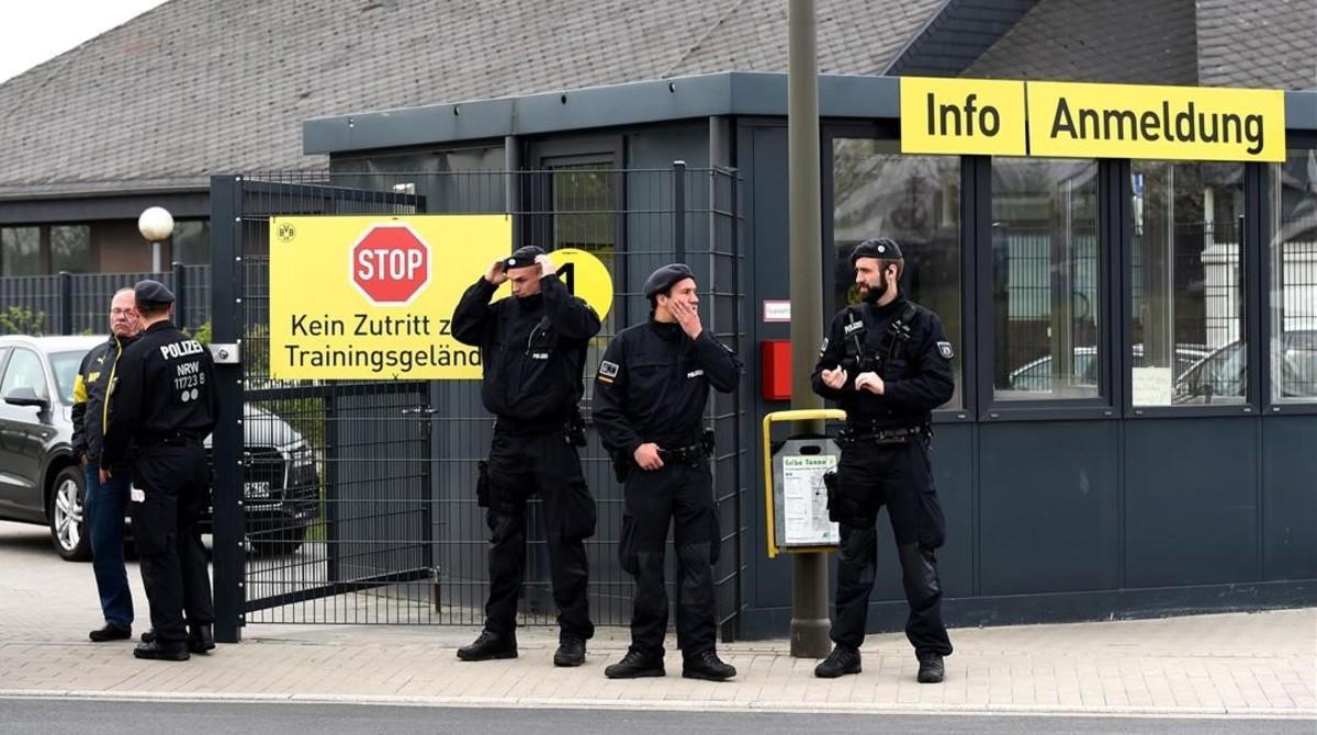 jgblanco38028926 policemen stand in front of the main entrance of the dortmun170412112550