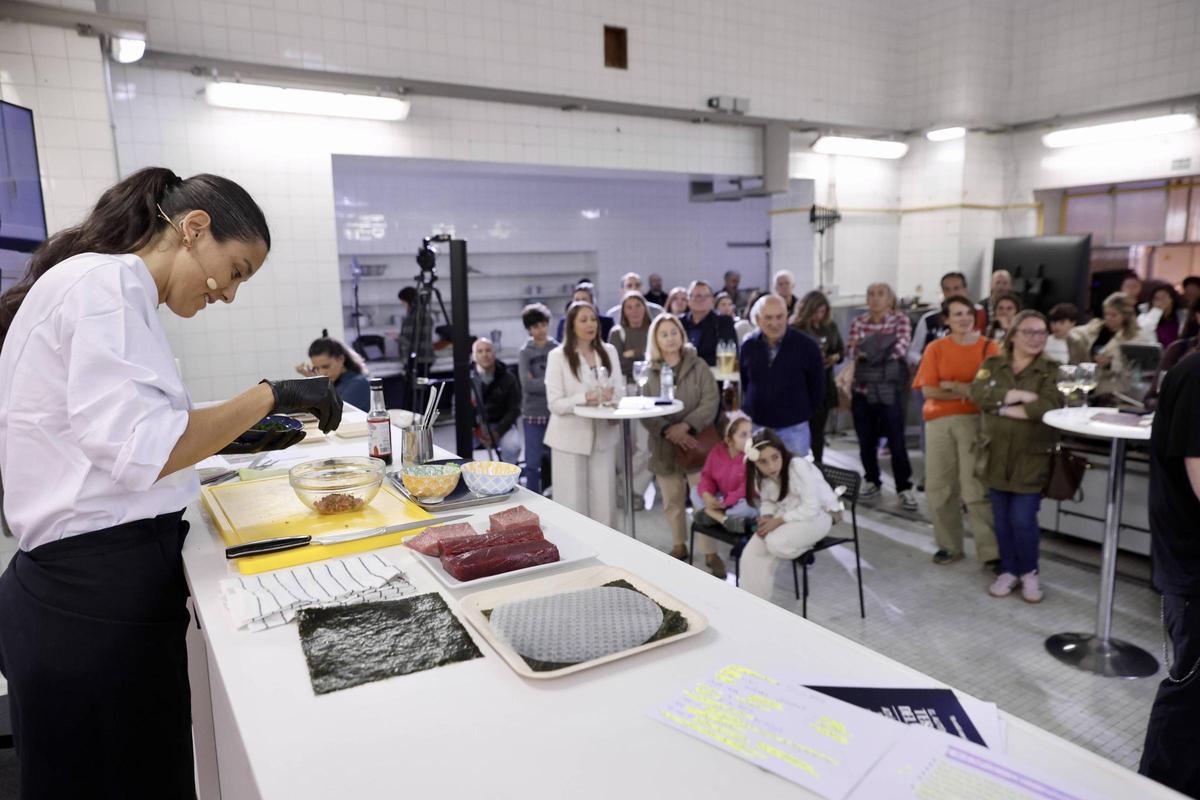 El "pata negra" del atún desembarca en Gijón de la mano de Alimerka y María Lo, en imágenes