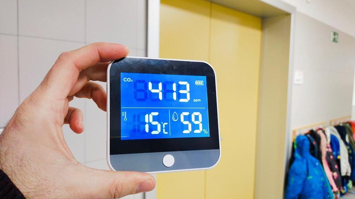 El termómetro marca 15 grados en algunas aulas del CEIP Ana María Navales, que no tienen calefacción.