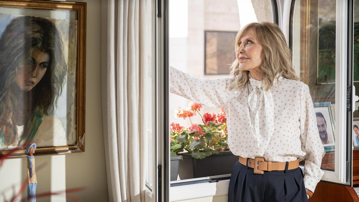 Pilar Eyre fotografiada en el salón de su domicilio a raíz de la presentación de su nuevo libro 'Señoras bien'