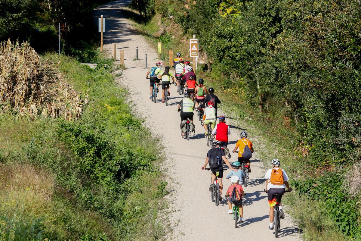 Ciclistas en la Vía Verde do Salnés