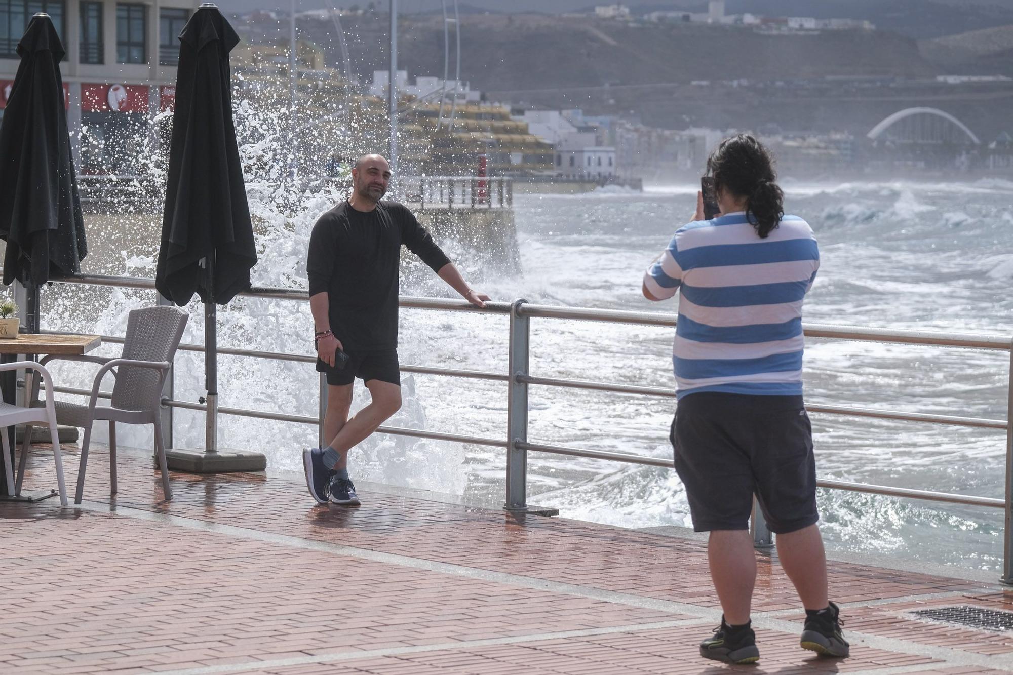 Marea alta en la playa de Las Canteras