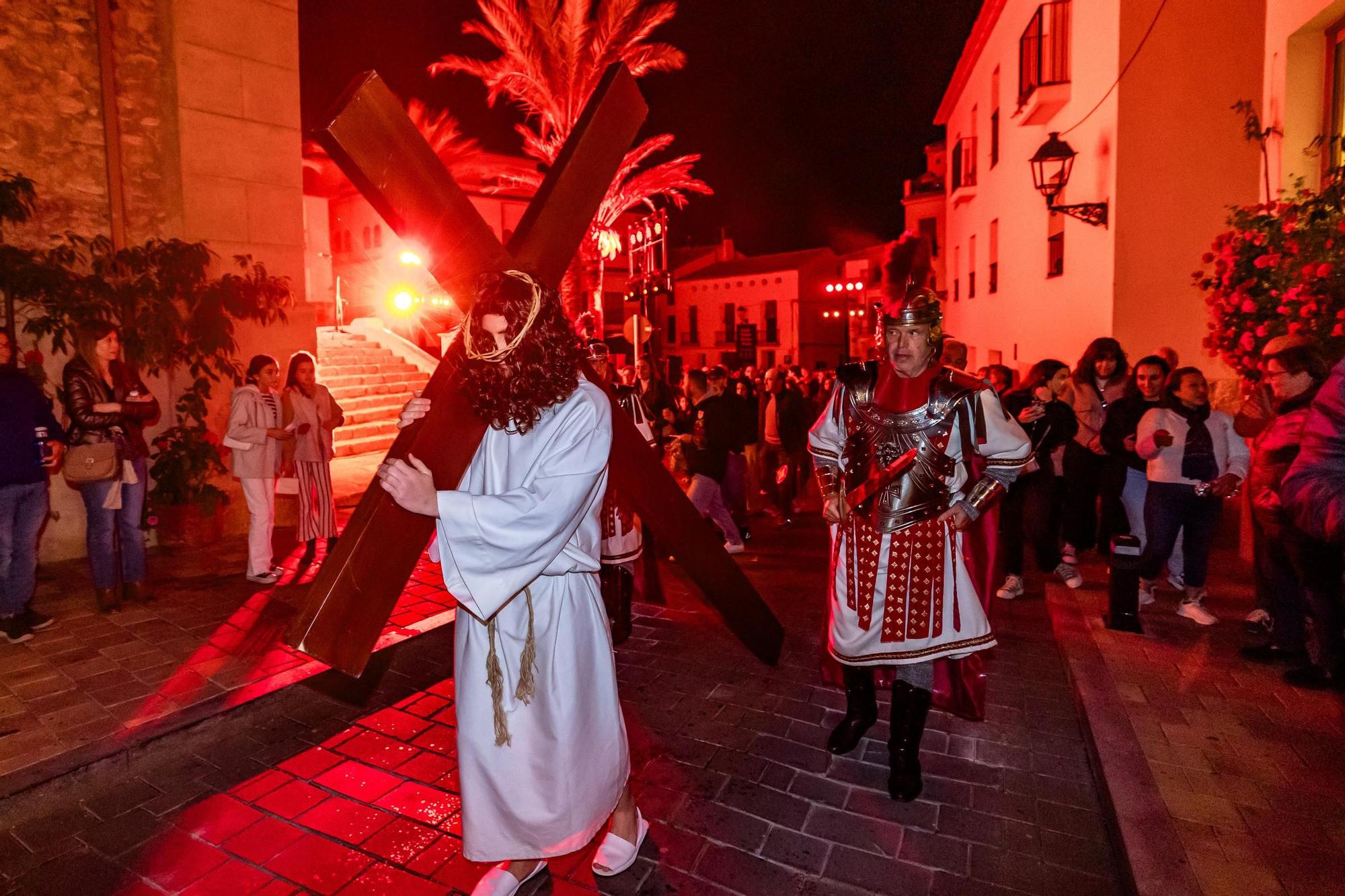 Actores y actrices amateurs escenifican “La Passió” de La Nucia en la noche del Jueves Santo
