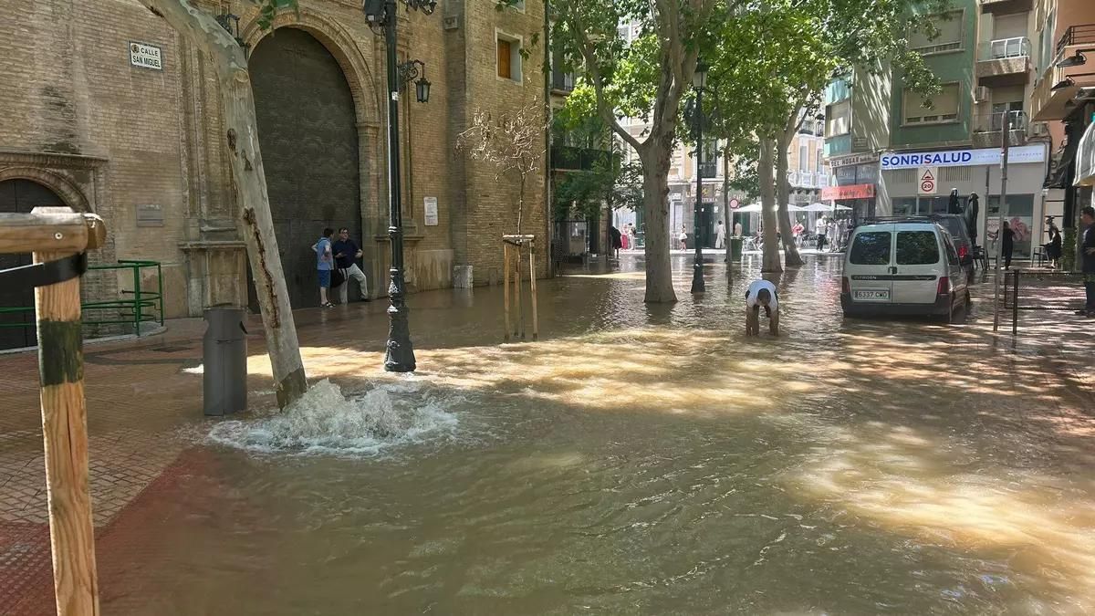 En imágenes | Reventón en la plaza San Miguel de Zaragoza