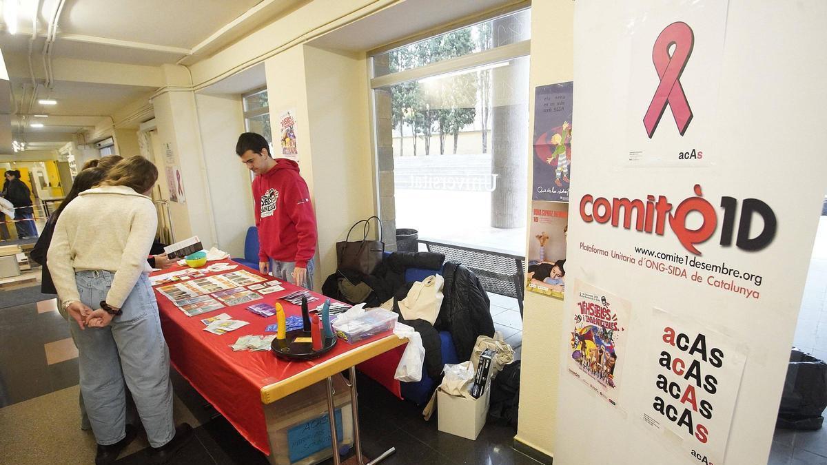 Taula informativa sobre les malalties de transmissió sexual a la Universitat de Girona, el desembre passat.