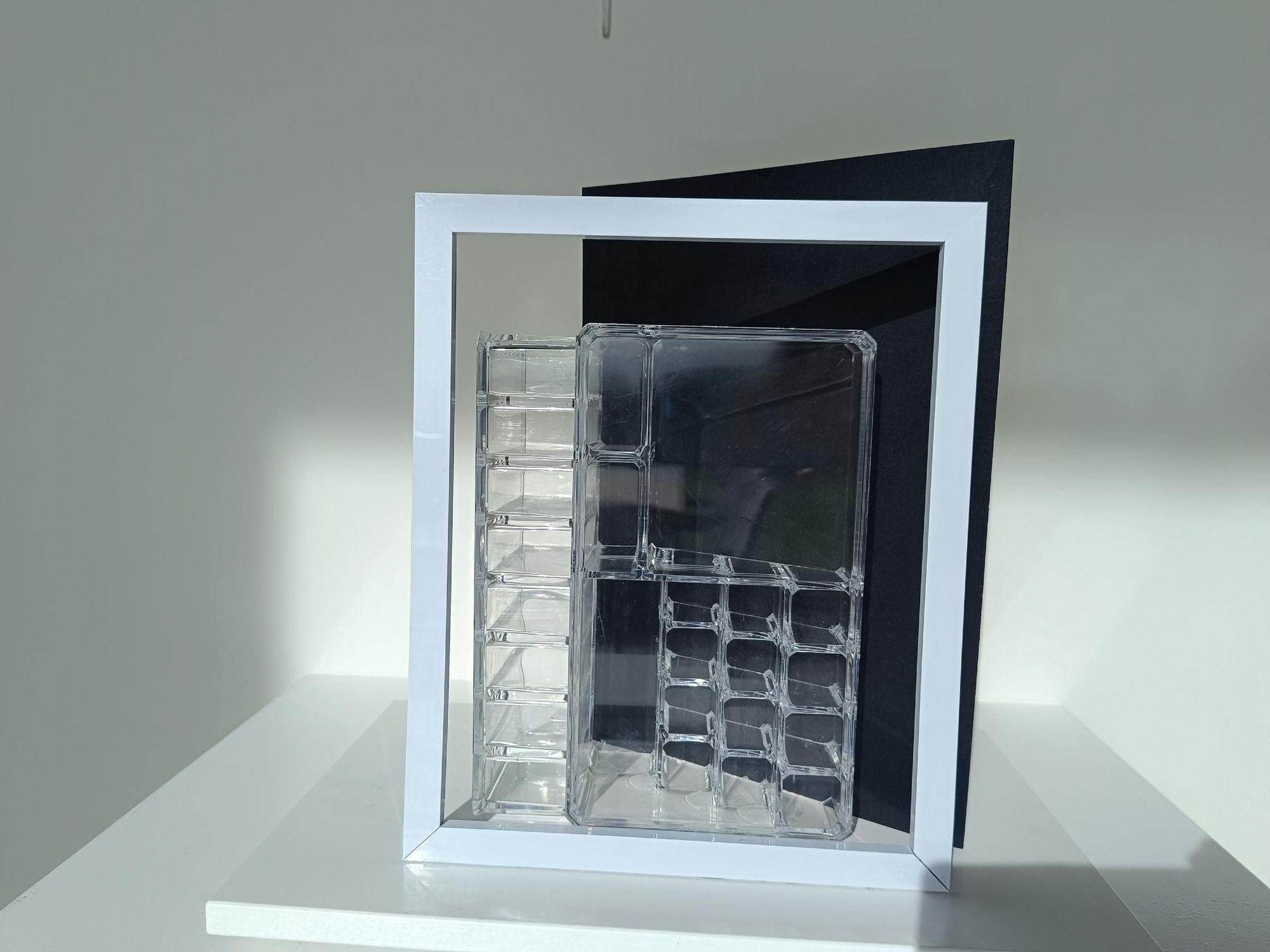 La búsqueda del placer protagoniza la exposición de Luis Vega en Llanera