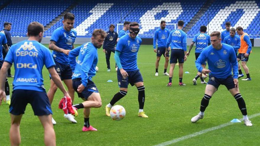 La plantilla deportivista, el miércoles en el entrenamiento en Riazor. |  // VÍCTOR ECHAVE