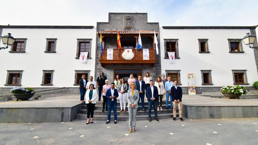 Equipo de gobierno de San Bartolomé de Tirajana en una imagen a las puertas del Ayuntamiento en Tunte.