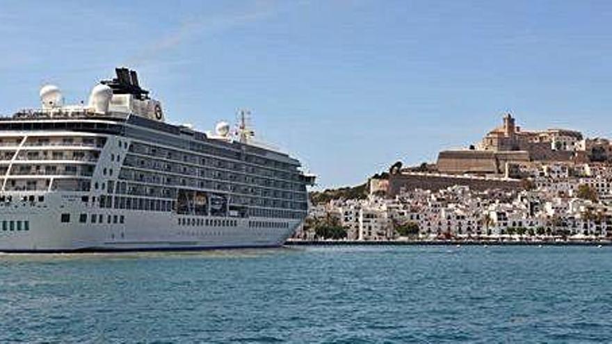 Un crucero atracado en Ibiza el pasado año.