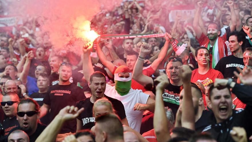 Ultras húngaros encienden bengalas en el partido ante Islandia.