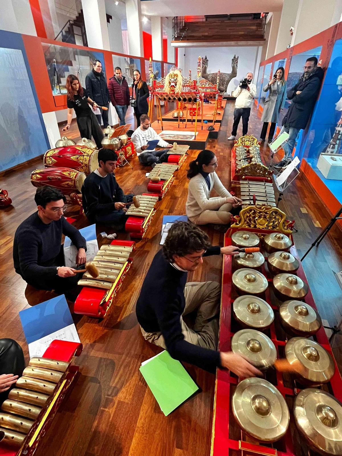 Alumnos de ambos conservatorios en el Museo de la Música Étnica de Barranda