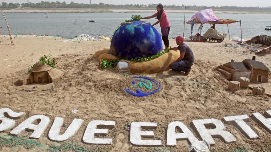 Una playa de India, con el lema &#039;Salvar la Tierra&#039;.