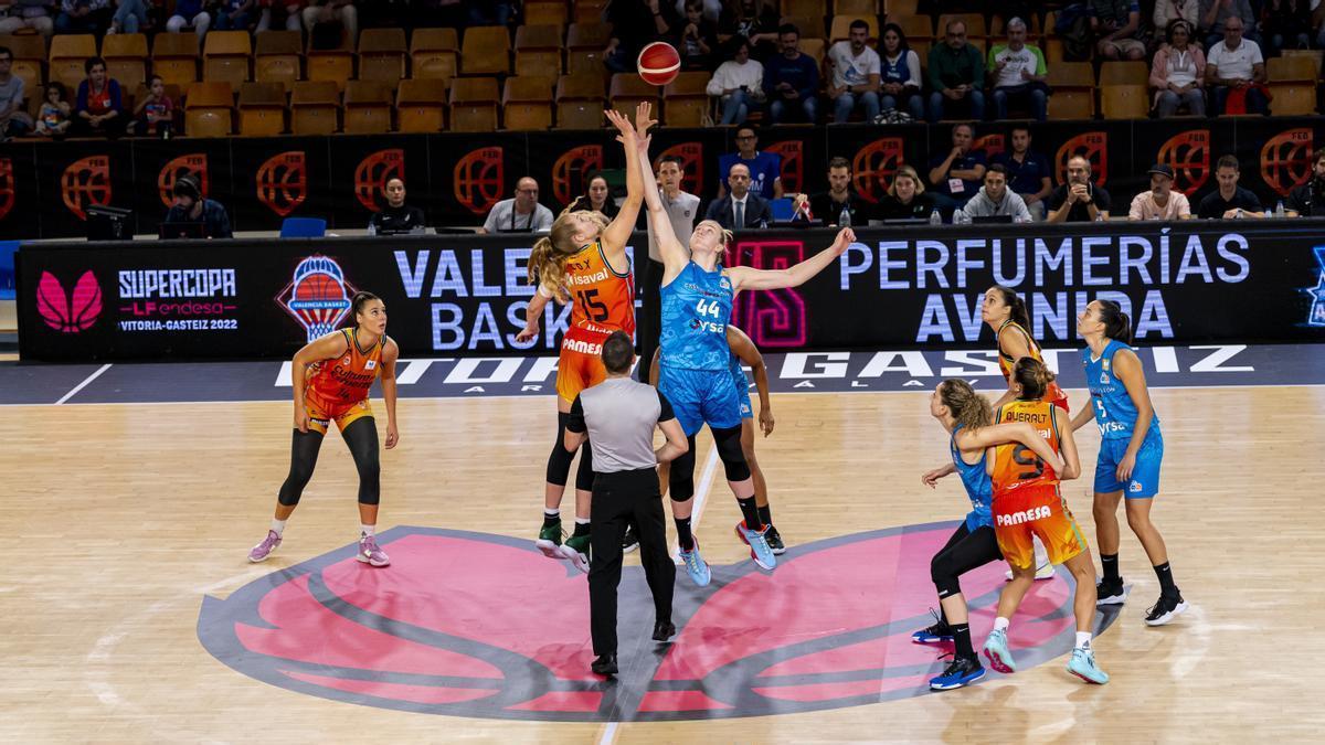 Partido de semifinal de la Supercopa en el que el Valencia Basket ganó al Perfumerías Avenida con un recital de Ángela Salvadores
