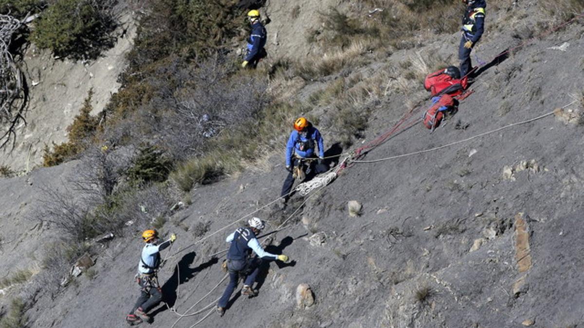Los investigadores buscan la segunda caja negra entre las runas del avión accidentado de Germanwings en los Alpes