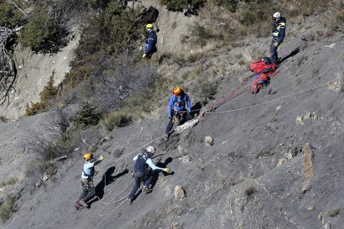 Els investigadors busquen la segona caixa negra entre les restes de l’avió accidentat de Germanwings als Alps.