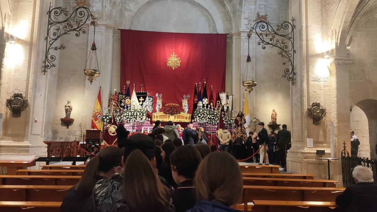 Varios fieles esperando para besar el pie de su patrón