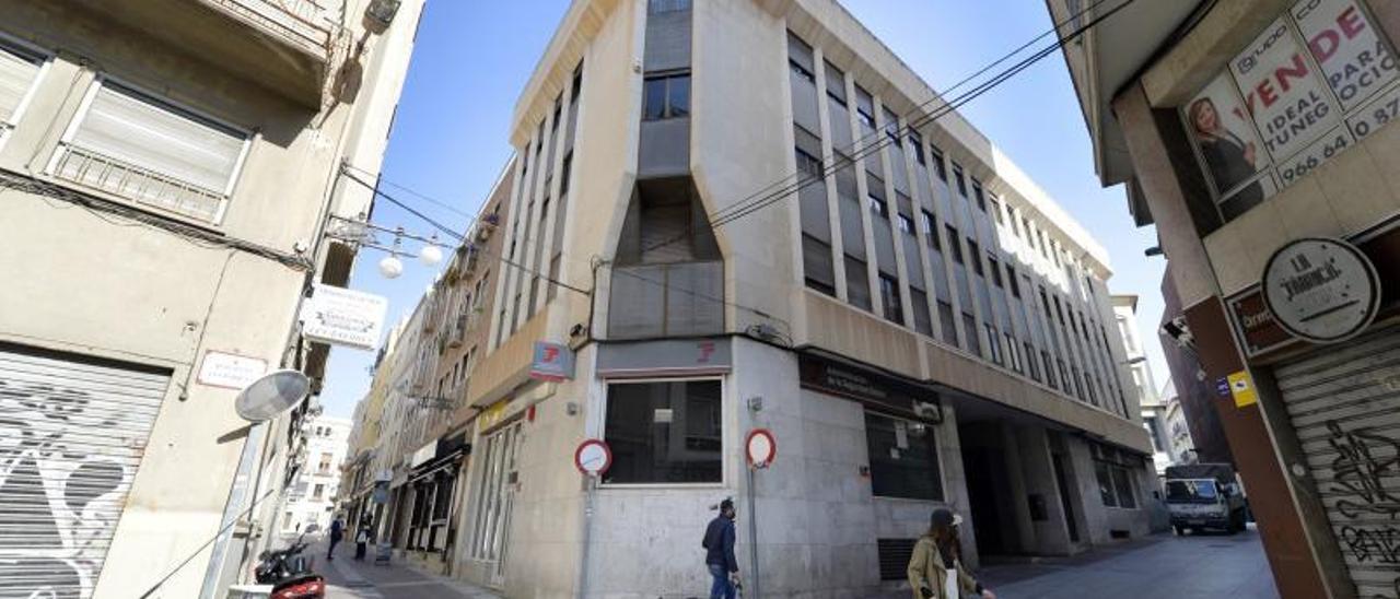 El inmueble de cuatro plantas donde tenía sede la Tesorería de la Seguridad Social, situado en el centro histórico de Elche y cerrado hace cuatro años. | MATÍAS SEGARRA