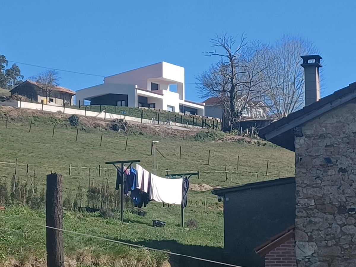 Viviendas de nueva construcción que se dejan atrás durante el camino en dirección a la ermita de la Bienvenida.