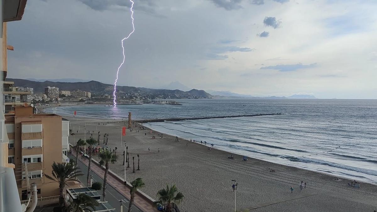 Así ha sido el impresionante impacto de un rayo en la playa de El Campello