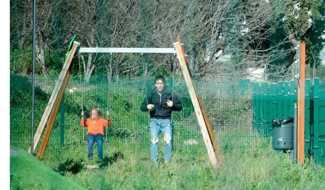 Mario Casas y su hermano Daniel en un parque infantil de Madrid