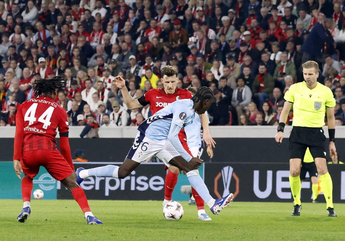 Moriba disputa el balón ante los dos pivotes del Friburgo, Manzambi y Eggestein.