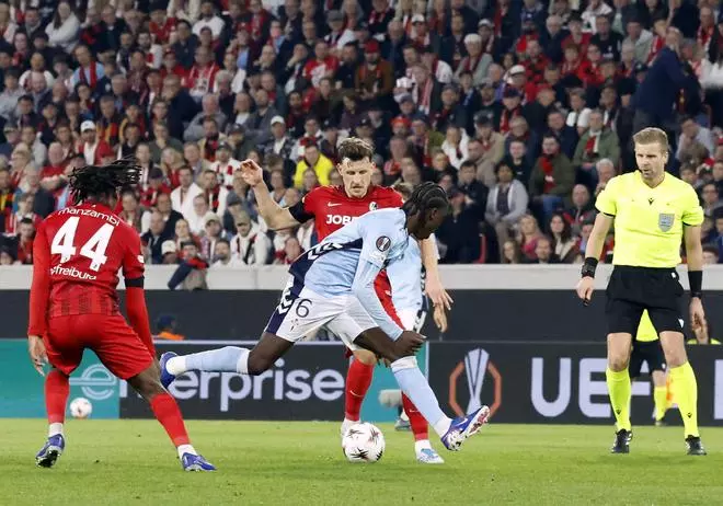 La rodilla de Manzambi preocupa en Friburgo