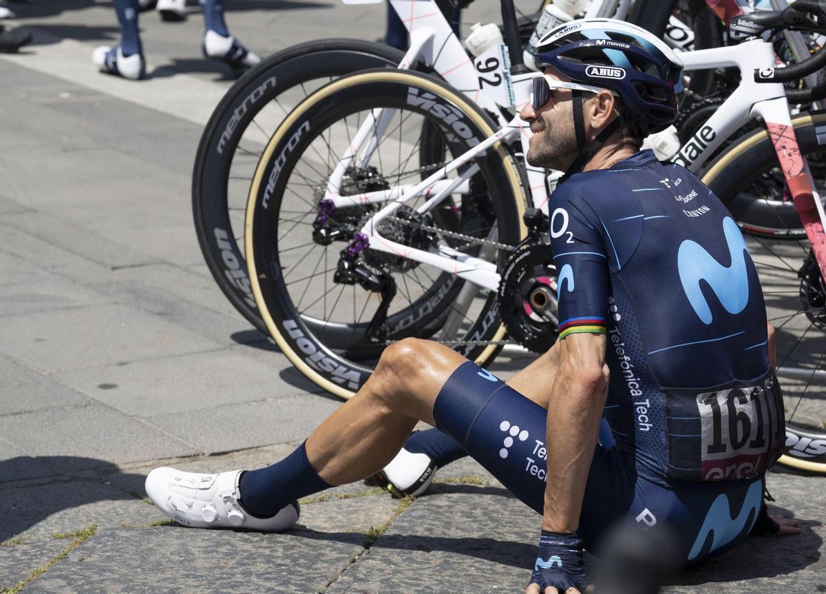 Palmi (Italy), 12/05/2022.- Spanish rider Alejandro Valverde of Movistar, waits for teams presentation at the start of the 6th stage of the 105th Giro d’Italia cycing tour, over 192km from Palmi to Scalea, Italy, 12 May 2022. (Ciclismo, Italia) EFE/EPA/MAURIZIO BRAMBATTI