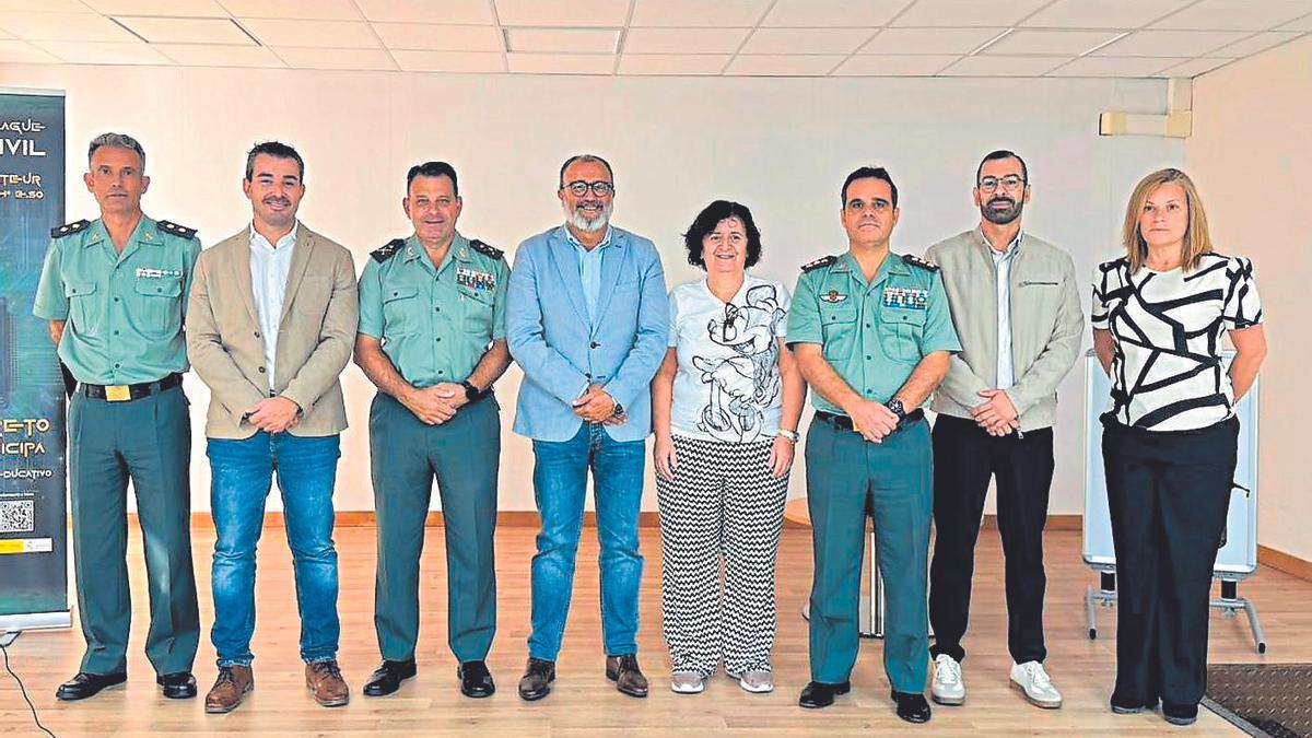 El teniente coronel de la Guardia Civil, Alcaide; el general jefe de Zona, Hernández Mosquera, y el coronel jefe de Las Palmas, Peña de Haro, ayer, junto a representantes de institutos de Canarias.