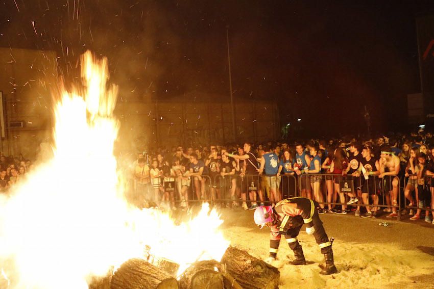 Cientos de zamoranos se reúnen en torno al fuego y