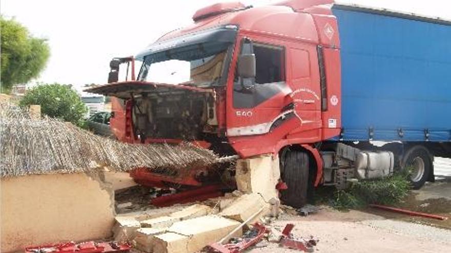 El camión que colisionó ayer contra un muro en un polígono industrial de Torrent.