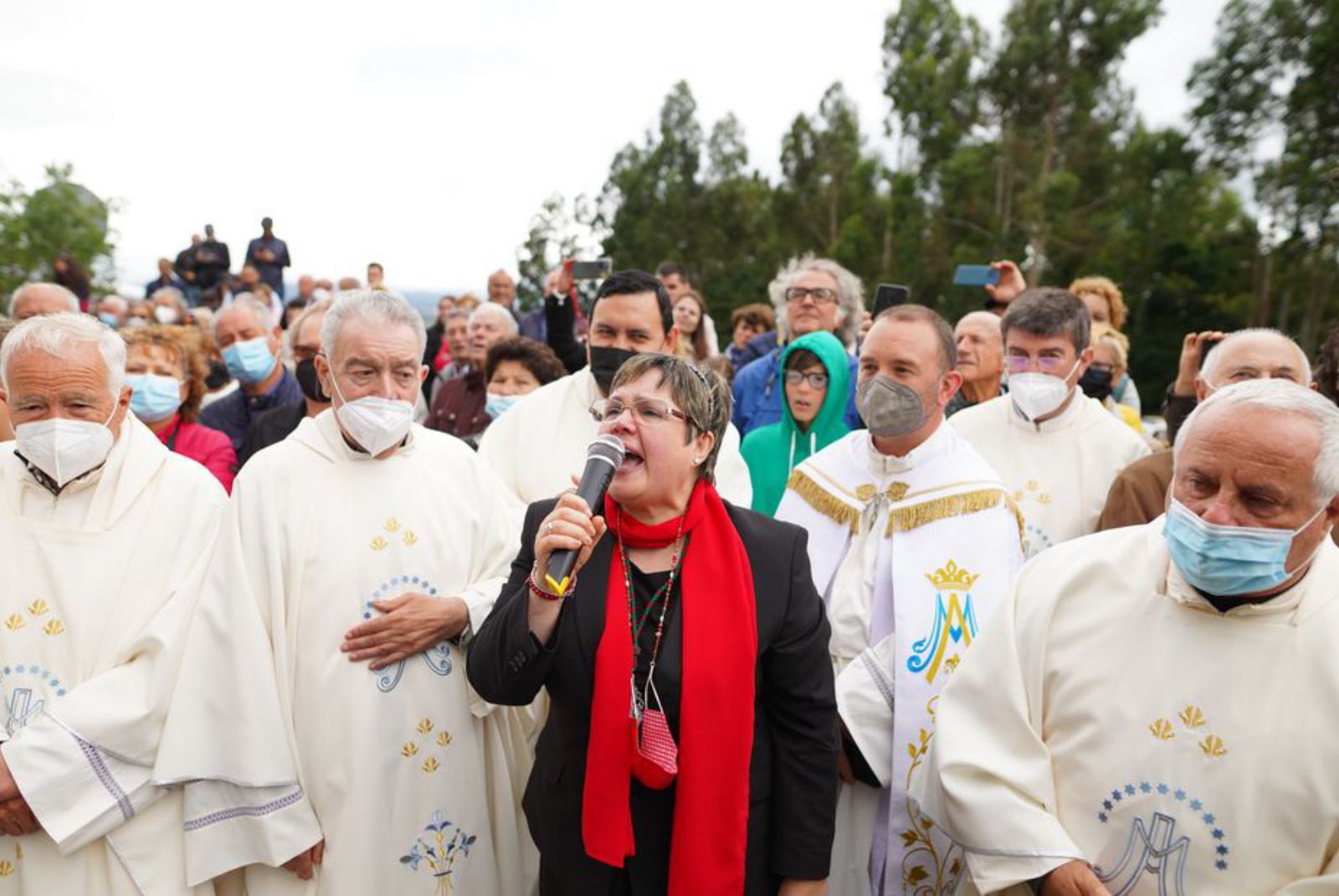 Una feligresa lanza vivas a la 
Virgen de O Corpiño.   | // BERNABÉ