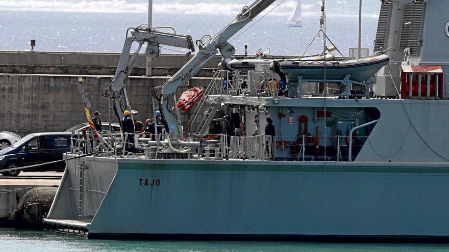 Los investigadores y la comisión judicial entran en el buque ´Tajo´ atracado en el Port d´Alcúdia.