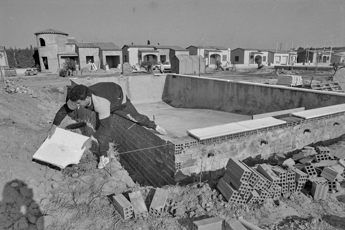 Construcción de una urbanización en Bellcaire d’Empordà, en 1988 (Lluís Cruset, Ayuntamiento de Girona).