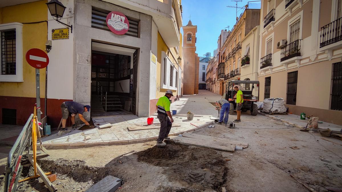 Los operarios ultiman las obras del principio de la Calle Santa Ana.