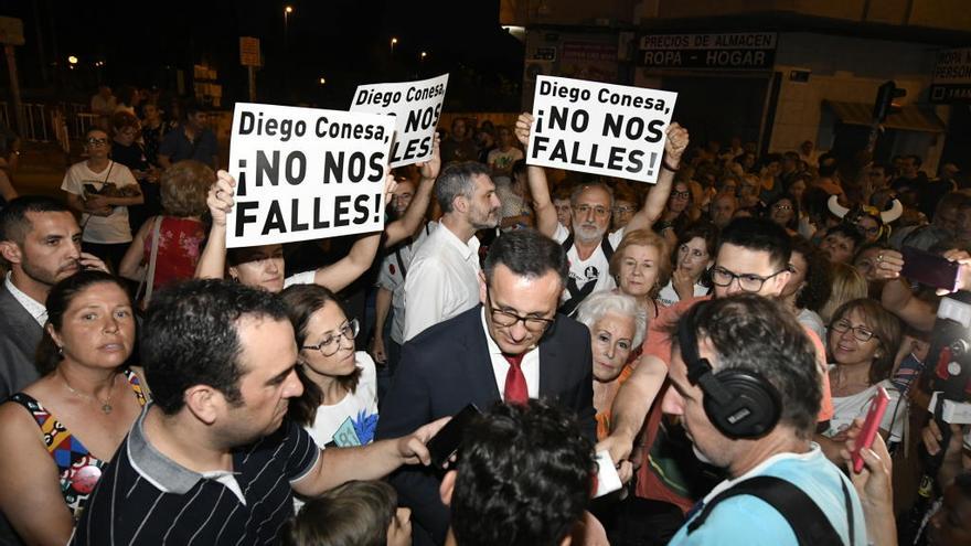 Diego Conesa, en una visita a los vecinos del paso a nivel de Santiago el Mayor.